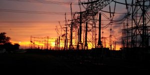 subestación de energía de ISA en Colombia en pleno aterdecer