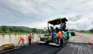 Maquina asfaltadora de vías. Están trabajando en la renovación de una vía de ISA