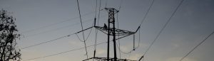 torre de energía de ISA en medio de un atardecer