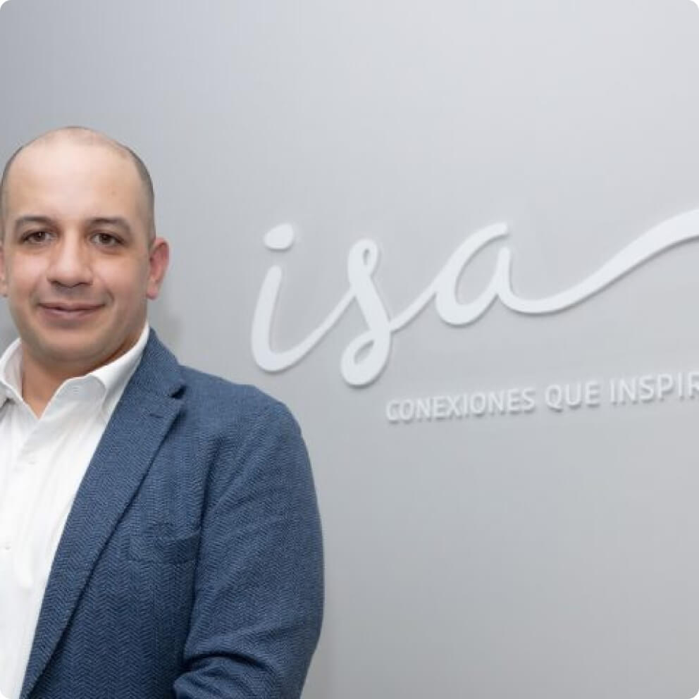 Jorge Andrés Carrillo Presidente ISA frente al logo de marca